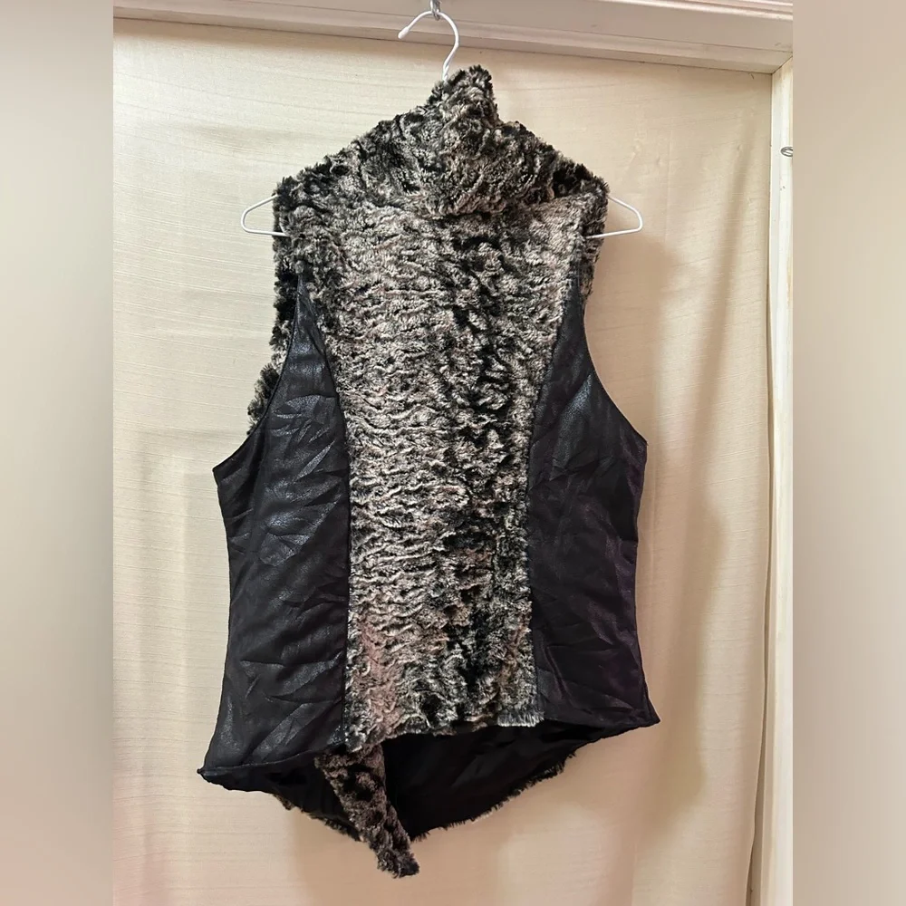 Dolce Cabo Faux Fur Vest – Women’s Medium – Y2K Style Zip Up or Open Front - Picture 6 of 8